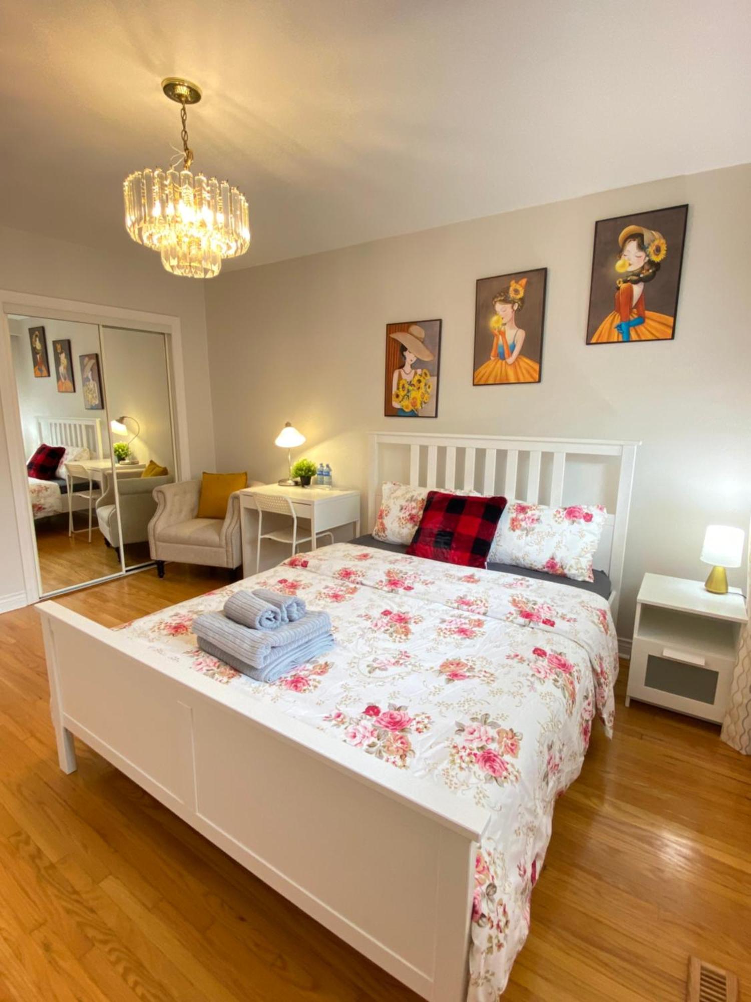 Готель Sunny House - Main Floor, Free Parking, In Торонто Екстер'єр фото