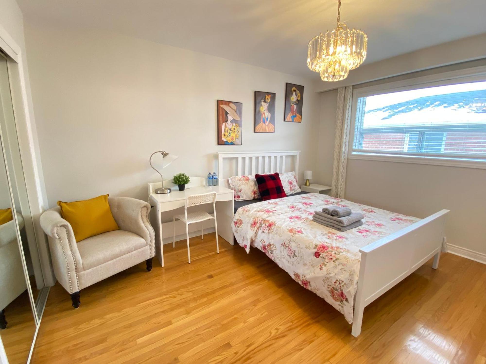 Готель Sunny House - Main Floor, Free Parking, In Торонто Екстер'єр фото